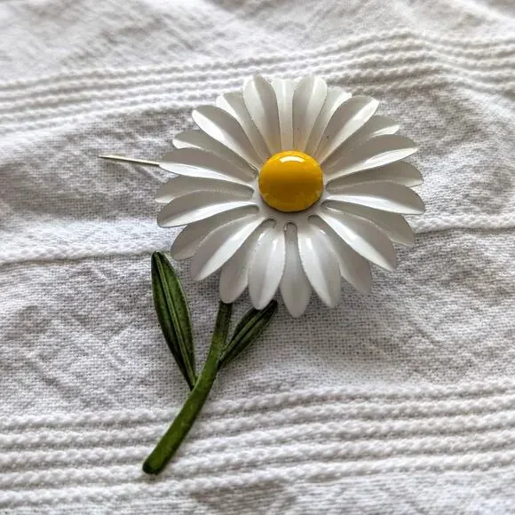 Vintage Daisy Brooch/Pin GD Style - Picture 3 of 4